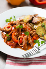 Veganes Gulasch mit Bratkartoffeln