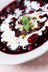 Rote Grütze mit Pistazien bestreut