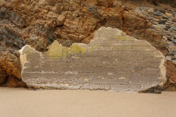 Hintergrund  Felsen mit Betonverstärkung