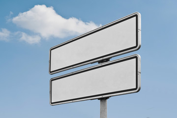 Schild - Wegweiser - leer - vor blauem Himmel