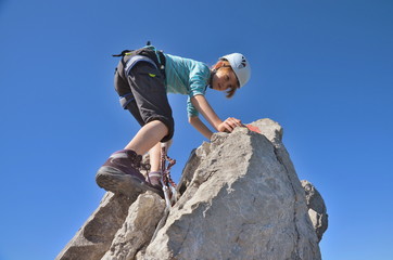Kind beim Klettern im Klettersteig