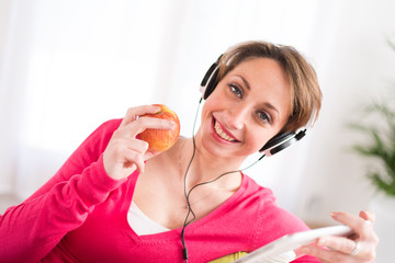 Naklejka premium cheerful young women at home