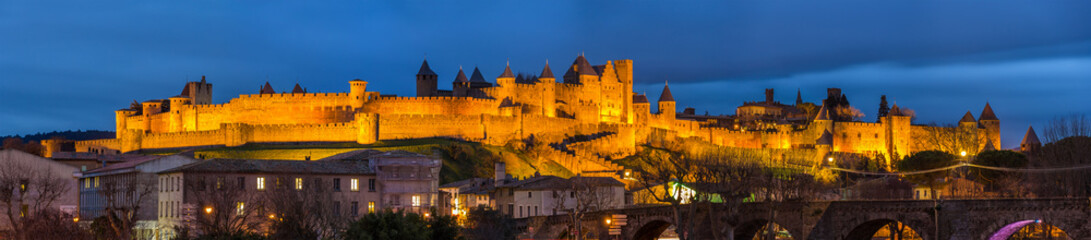 Fototapeta na wymiar Wieczorna panorama twierdza Carcassonne - Francja, Langwedocja-Rou
