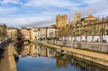 Fototapeta na wymiar Canal de la Robine w Narbonne, Langwedocja-Roussillon - Francja