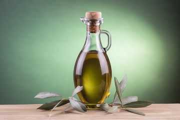 Aceitera de cristal con aceite de oliva virgen extra