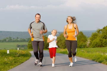 Familie joggt in der Natur für Sport Fitness