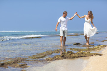 Fototapeta na wymiar Couple on a tropical beach
