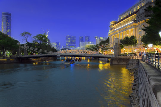 Singapore River. Cavenagh Bridge.