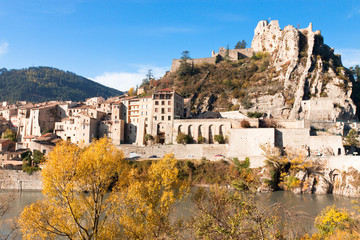 Naklejka premium Sisteron et sa citadelle sur les bords de la Durance