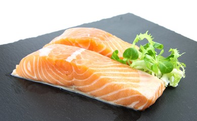deux pavés de saumon sur plateau d'ardoise