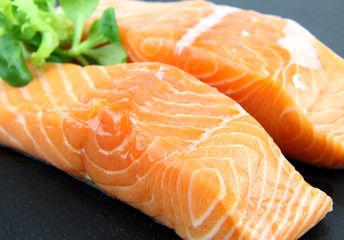 deux pavés de saumon sur plateau d'ardoise