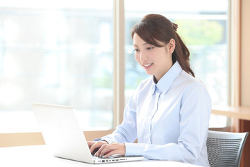 Fototapeta premium オフィスの若い女性