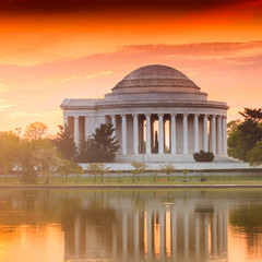 Obraz premium Pomnik Jeffersona podczas Cherry Blossom Festival w DC