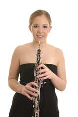 Hübsche blonde Frau spielt Oboe