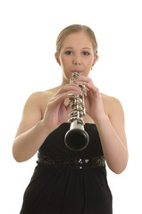 Hübsche blonde Frau spielt Oboe - 61504187