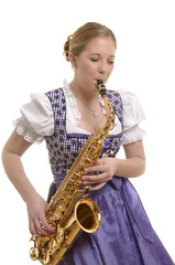 Frau im Dirndl spielt Saxophon - 61505180