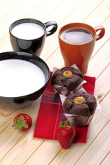 Latte,caffè con muffins e fragole