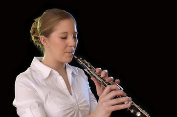 Hübsche blonde Frau spielt Oboe - obrazy, fototapety, plakaty