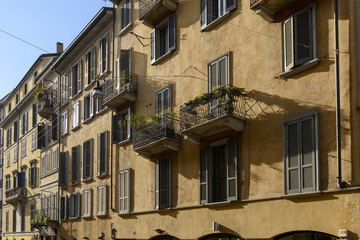 Fototapeta na wymiar stare domy w ulicy Garibaldi, Mediolan