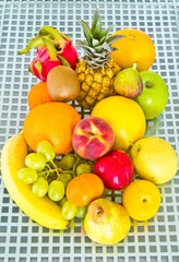 Obst auf Metallgitter