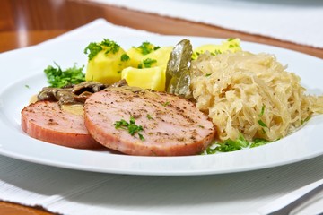 Kasseler, Sauerkraut und Kartoffeln