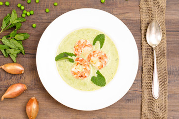 Garnelen in grüner Suppe aus Erbesen