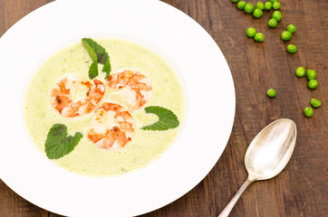 Teller mit Erbsensuppe und Minze