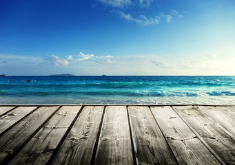 Fototapeta na wymiar Seszele plaża i drewniane molo