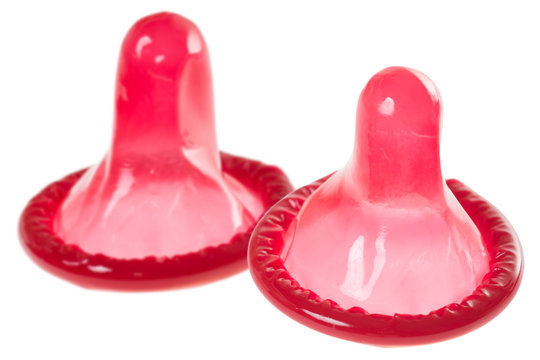 zwei Kondome isoliert