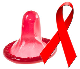 Kondom mit Aids Schleife isoliert