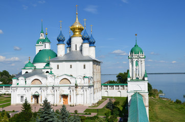 Fototapeta na wymiar Zachatievsky Katedra klasztoru w Rostov Yakovlevskogo