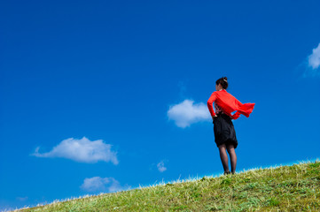 青空を見上げる一人の女性