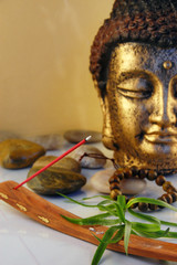 Buddha-Figur mit Räucherstäbchen