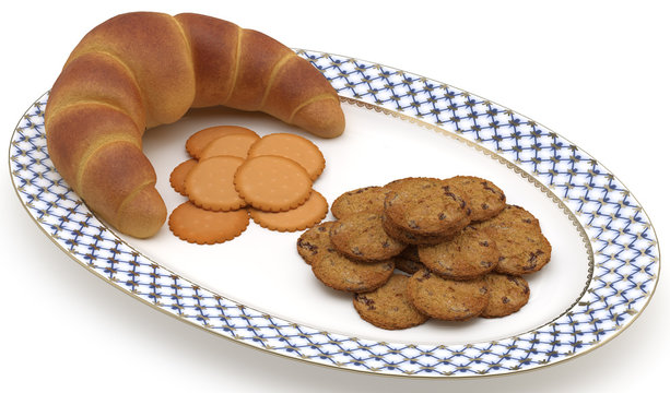Croissant y galletas sobre una bandeja de porcelana decorada