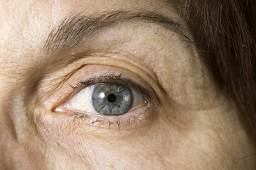 Naklejka premium Close up old women eye