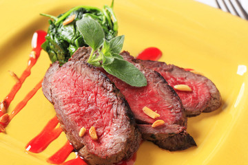 Roast beef and spinach leaves