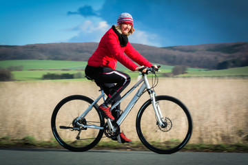 Obraz premium Radfahrerin in Aktion