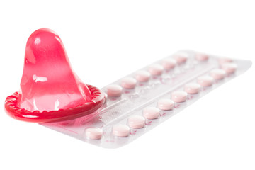 Antibabypille und Kondom isoliert