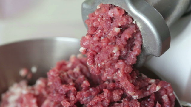 Making mincemeat on an electric grinder