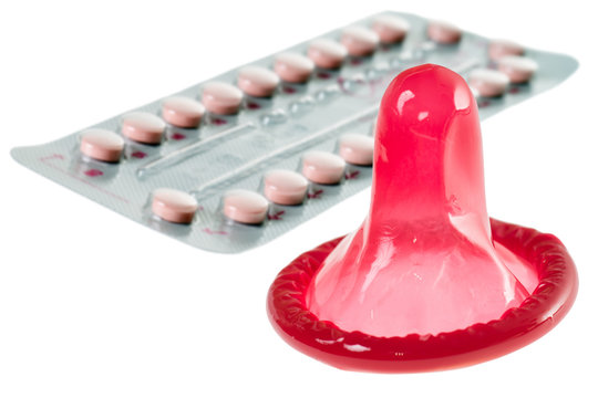 Antibabypille und Kondom isoliert