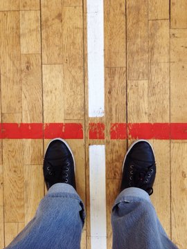 Füße stehen an roter Linie
