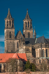 Fototapeta na wymiar Wspaniała katedra w Magdeburgu na rzeki Łaby z nieba,