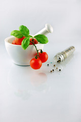 Tomaten, Basilikum und Pfefferkörner