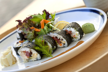 Maki et salade verte dans une assiette