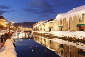 otaru canal in japan the winter evenning - obrazy, fototapety, plakaty