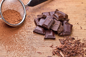 Chopped chocolate with cocoa 