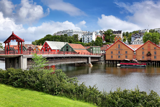 Historische Holzbrücke Gamle Bybroen in Trondheim