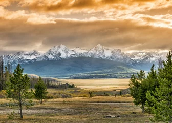 Gordijnen Zonsondergang over bergen in Idaho © knowlesgallery