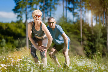 Senior Paar treibt Sport in der Natur
