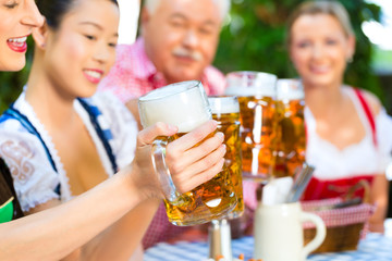 Im Biergarten - Freunde trinken Bier in Bayern